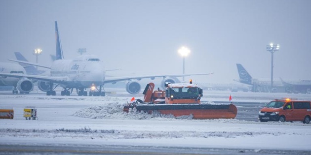 Frankfurt Havalimanı’nda Kar Yağışı Nedeniyle Gecikmeler Yaşanıyor